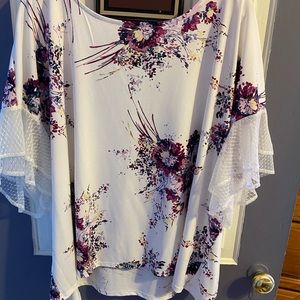White floral shirt with lace ruffle sleeves